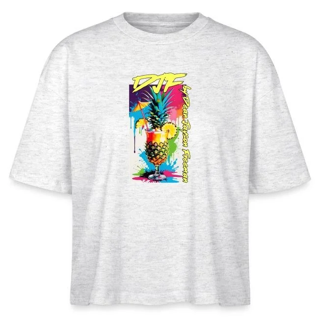 Graues T-Shirt mit buntem, popartigem Druck eines Ananas, die in einem Cocktailglas sitzt, umgeben von bunten Spritzern und einem Regenschirm. Darauf steht in gelber Schrift 'DTF' und in gelber vertikaler Schrift 'The Tropical Flavour'.