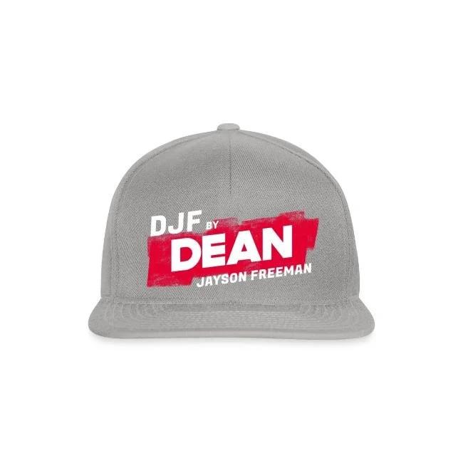 Grauer Cap mit rotem und weißem Logo, Text "DJF by DEAN Jayson Freeman"