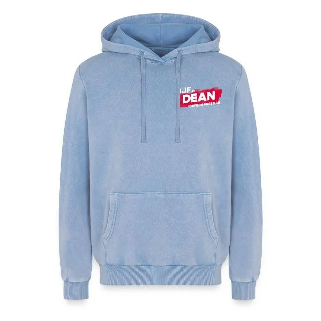 Hellblauer Hoodie mit Kapuze und Kängurutasche, vorne ein rotes und weißes Logo mit der Aufschrift 'DEAN'.
