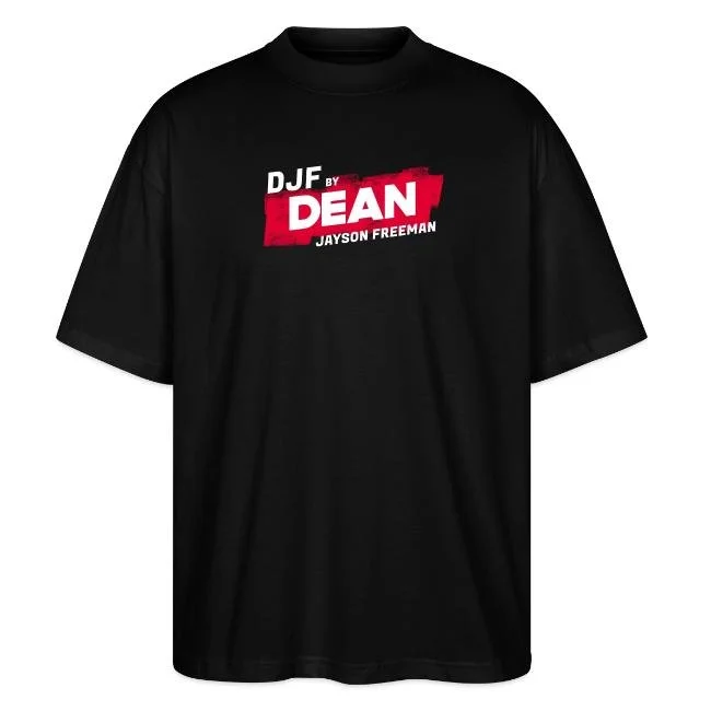 Schwarzes T-Shirt mit rotem und weißen Druck, der Text 'DJF by DEAN Jayson Freeman' zeigt.