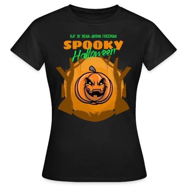 Schwarzes T-Shirt mit Halloween-Design, einem Kürbis mit einem gruseligen Gesicht, umgeben von Baumzweigen, mit Texten 'Spooky Halloween' und weiteren Labels auf Englisch.