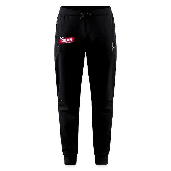 Schwarze Jogginghose mit Logo und Text auf der linken Seite.
