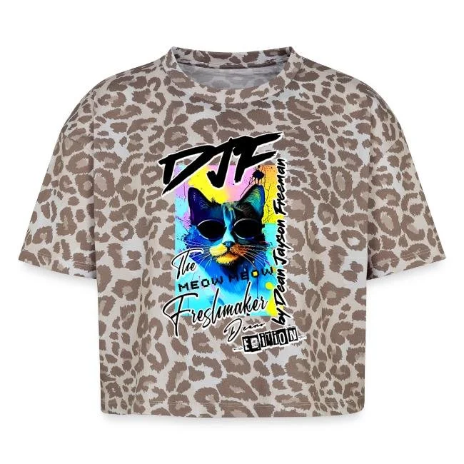 Kurzärmliges T-Shirt mit Leopardenmuster und buntem Katzenmotiv, inklusive Text und grafischen Elementen.