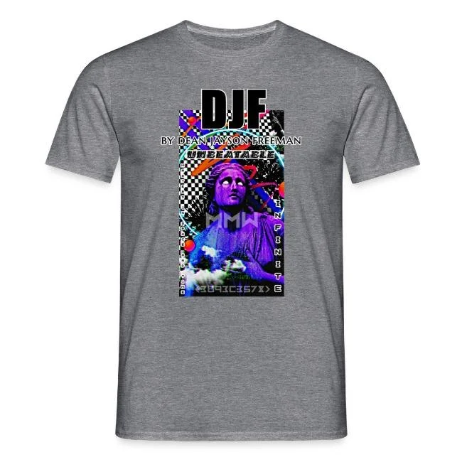 Graues T-Shirt mit einem künstlerischen Druck, der eine Statue zeigt, umgeben von bunten, digitalen und geometrischen Elementen, mit Texten und Mustern im Retro-Computerspiel-Stil.