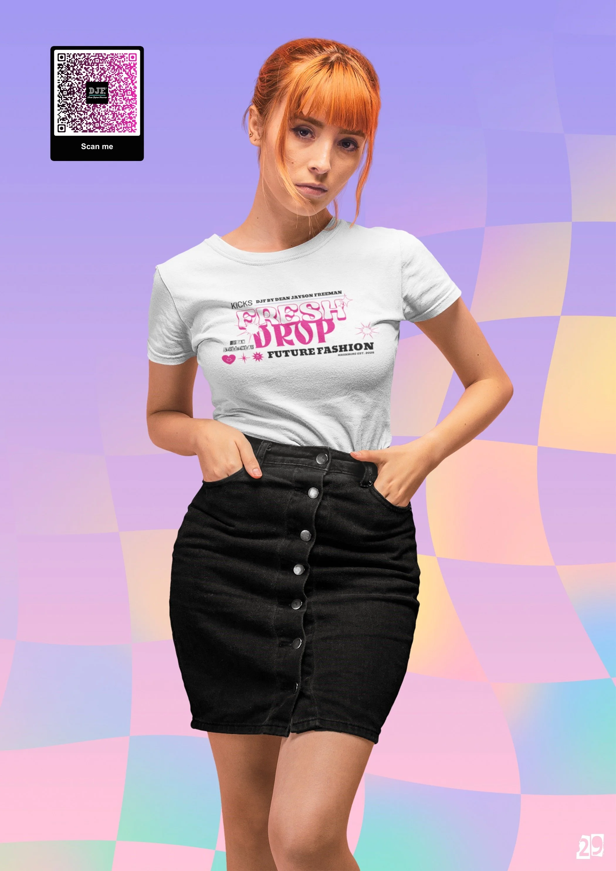 Ein junges Mädchen mit roten Haaren trägt ein weißes T-Shirt mit pinkfarbenem Aufdruck und eine schwarze Jeans miniskirt, vor einem pastellfarbenen, abstrakten Hintergrund.