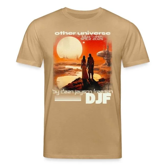 Beige T-Shirt mit futuristischem Alien-Design, zwei Menschen in Szene gesetzt vor einem Sonnenuntergang auf einem fremden Planeten, mit Schriftzügen und inspirierten Sci-Fi-Elementen.