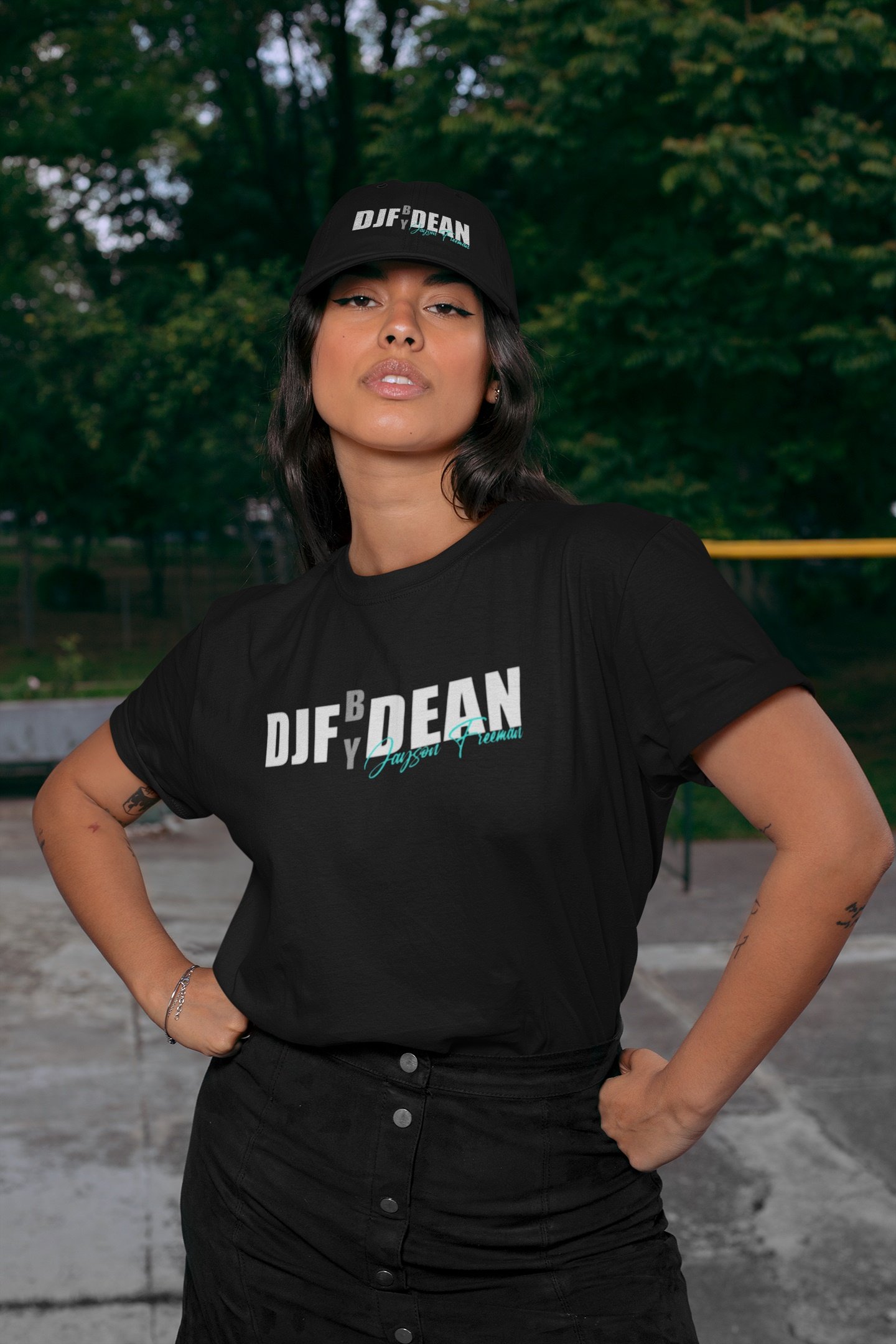 Frau trägt schwarze T-Shirt und schwarzen Cap mit Yale-Logo, steht vor einem grünen Baum im Freien.
