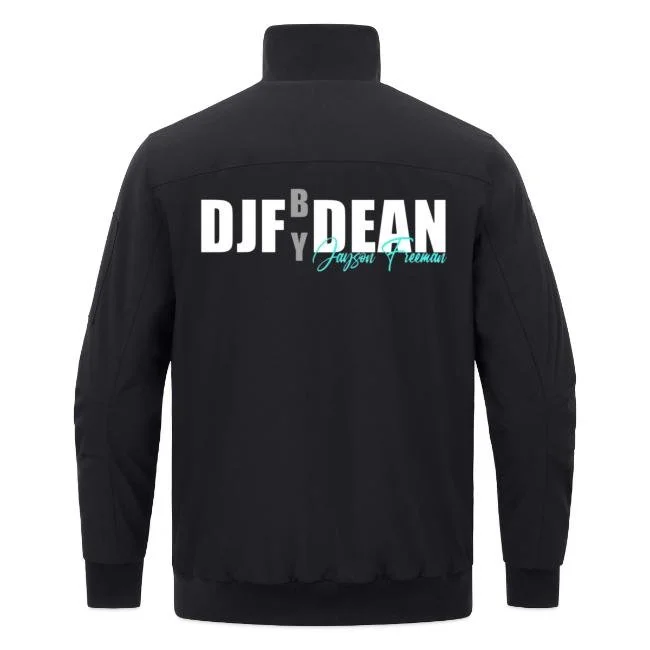 Schwarze Jacke mit weißen, grauen und blauen Schriftzügen auf dem Rücken.