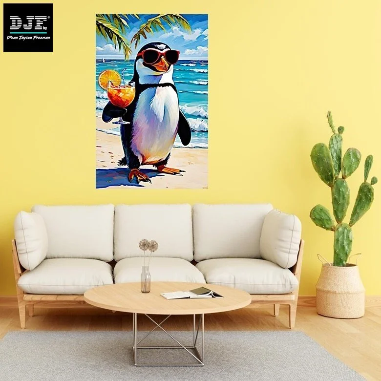 Ein Wandbild von einem Pinguin mit Sonnenbrille, der an einem Strand mit Palmbaum und Meer sitzt, hält ein Cocktailglas mit einem Orangenscheibchen. Im Raum steht ein weißes Sofa, ein runder Holztisch mit einer Vase und Zeitschriften, eine große Kakt