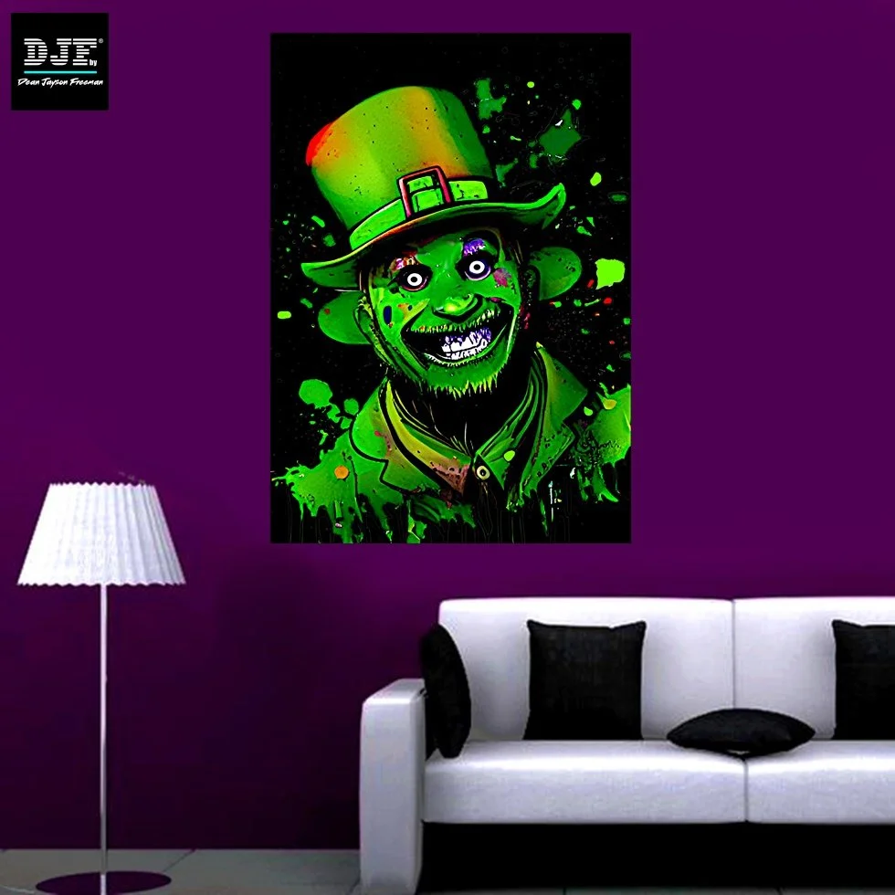Eine bunte Leinwand mit einem neonfarbenen Bild eines lachenden Mannes mit grünem Gesicht, einem Hut und einem Bart, im Wohnzimmer an einer lila Wand. Die Szene enthält auch einen weißen Ledersofa mit schwarzen Kissen und einen weißen Lampenschirm.