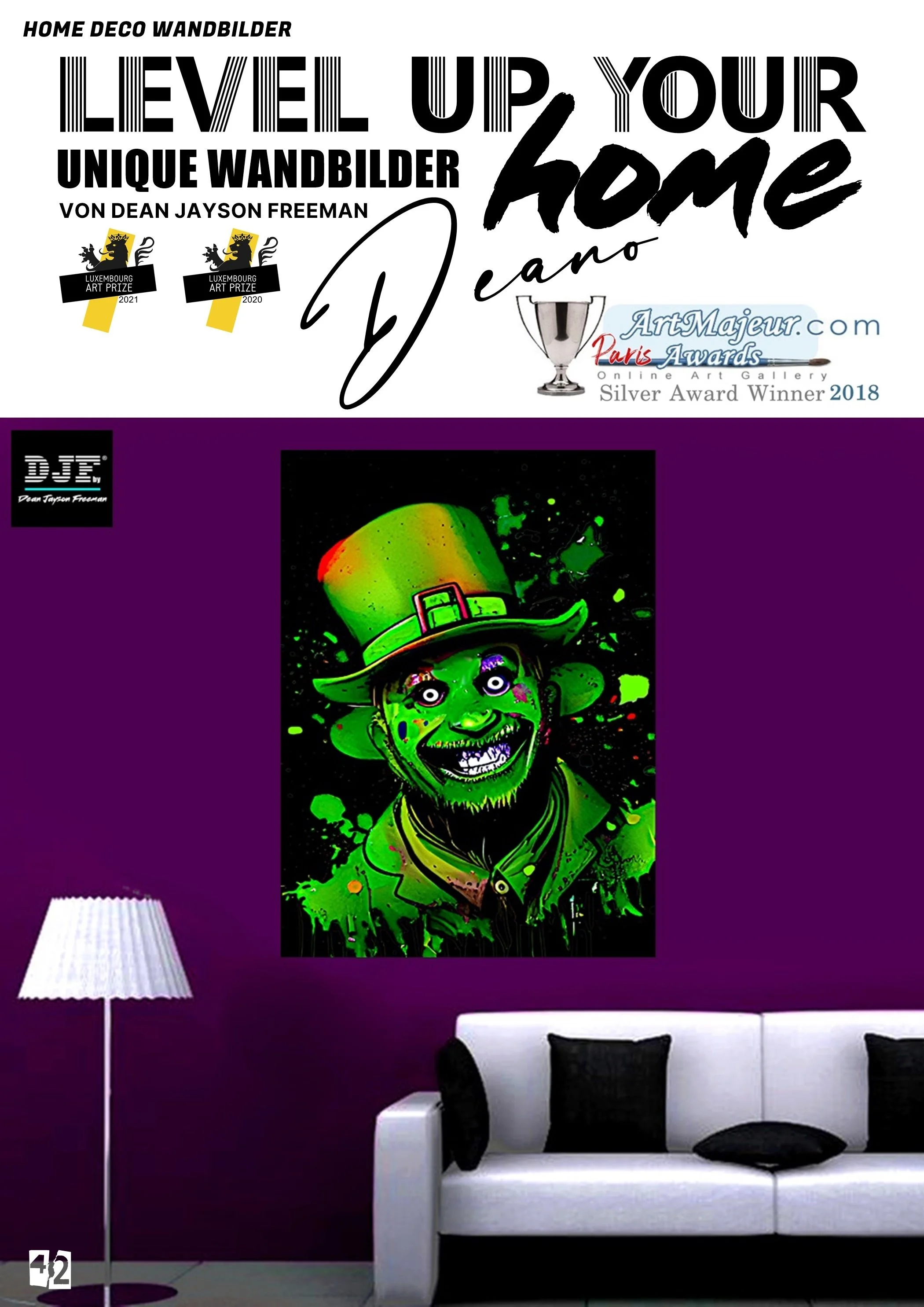 Wandbild mit dem Text 'Level Up Your Home Decor' und einem Gewinner-Pokal, einem Stern mit Text 'ArtMajur.com Paris Awards', einem schwarz-weißen Logo und einem bunten, gruseligen Clown-Gemälde in einem Wohnzimmer mit schwarzer Couch, weißen Kissen, 