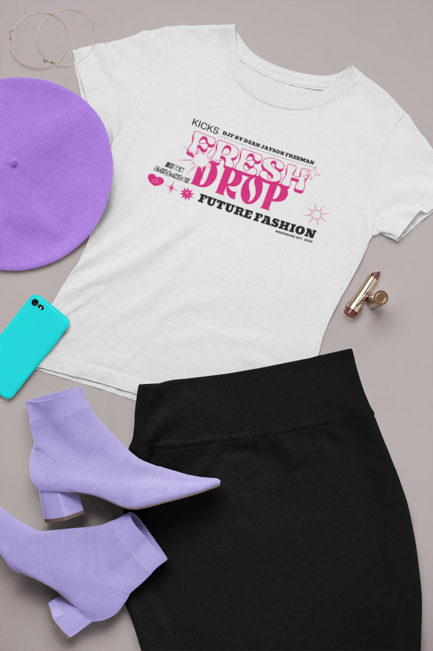 weißer T-Shirt mit pinkem und schwarzem Print, lila Socke, schwarze Hose, blauer Handy, Lippenstift, goldene Ohrringe, lilafarbene Haarbürste, lila Haarband
