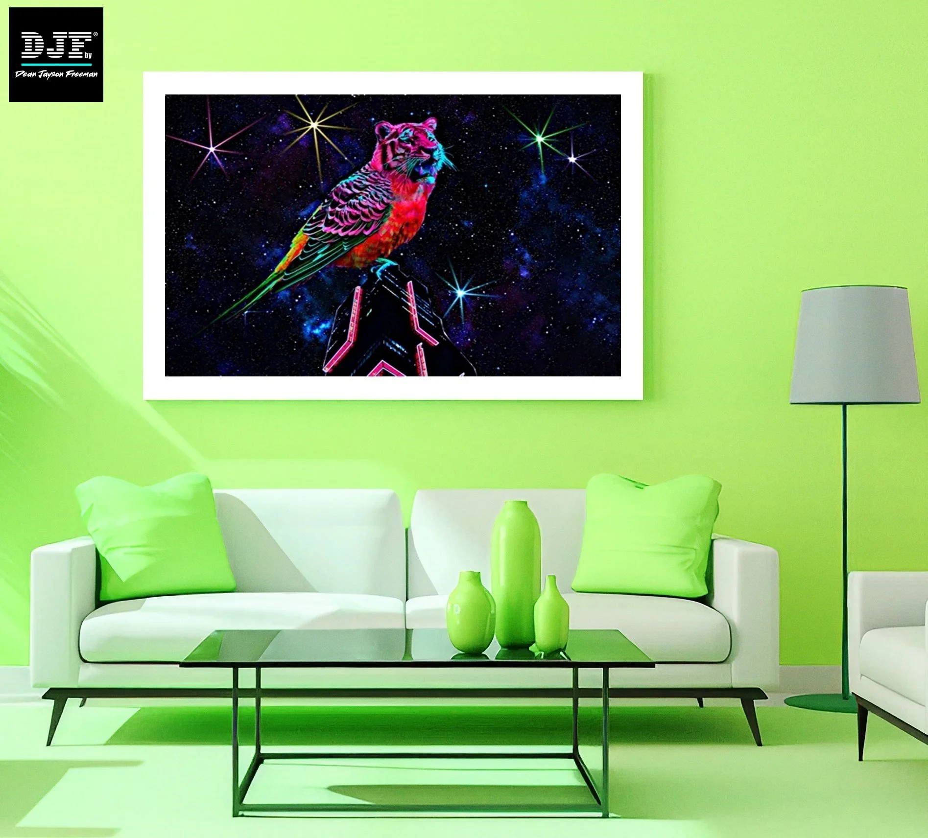 Gemälde eines neonfarbenen Tieres mit Vogel- und Tigermerkmalen im Weltraum, an einer dunklen Wand über einem weißen Sofa mit grünen Kissen.
