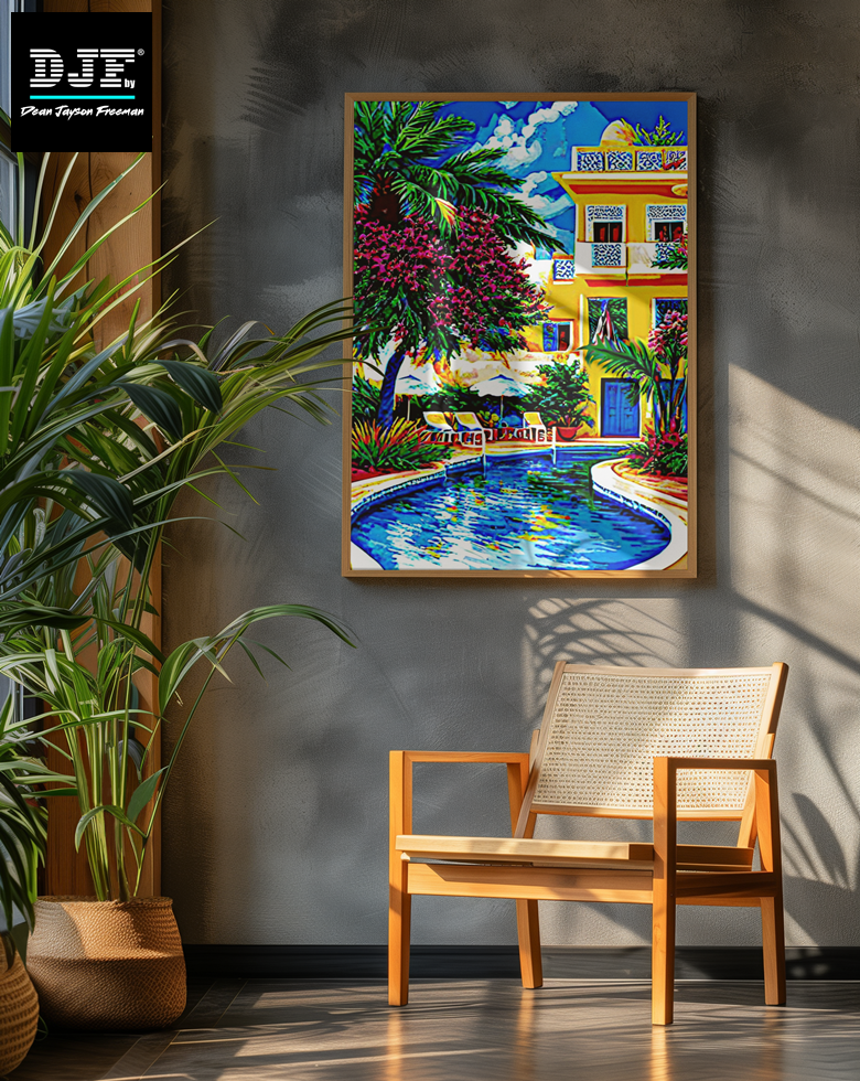 Buntes Gemälde eines tropischen Gartens mit Pool, Palmen, bunten Blumen und einem mehrstöckigen gelben Haus, eingerahmt in Holz, hängt an einer grauen Wand, neben einem Holzbett und großen Zimmerpflanzen.