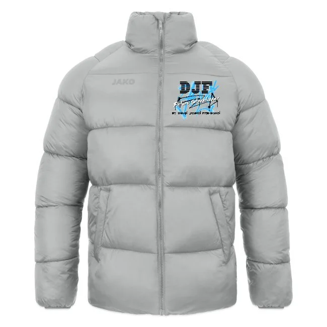 Graue, gepolsterte, sportliche Jacke mit Reißverschluss, Logo auf der linken Brustseite, Markenname "JAKO" auf der rechten Brustseite, und auf der linken Brustseite ein weiteres Logo mit Text "DJF" und "Deutscher Jugend-Fußball".