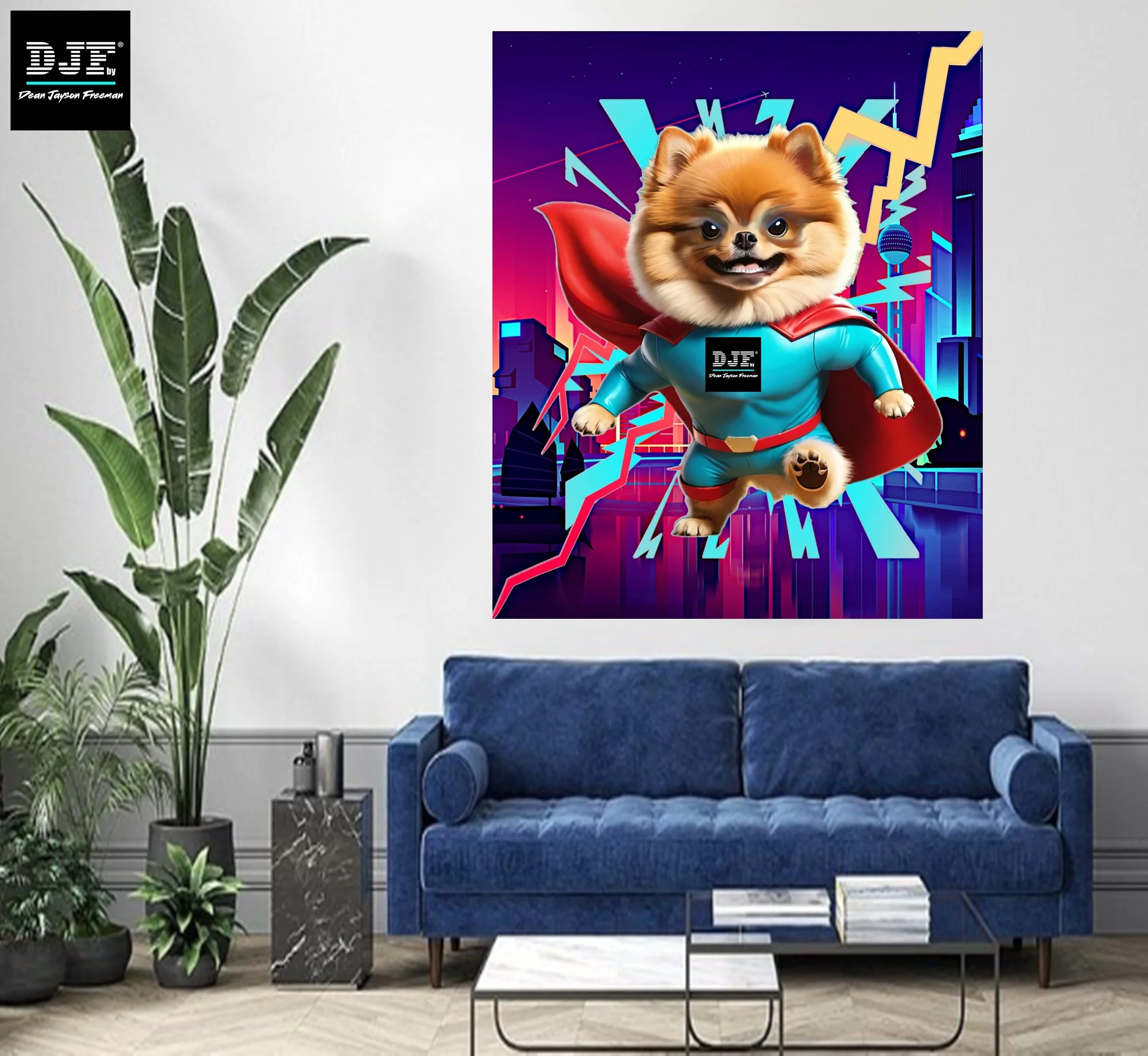 Ein Wohnzimmer mit blauer Couch, mehreren Pflanzen in Töpfen, einem dunklen Beistelltisch und einem modernen Teppich. An der Wand ist ein bunter digitaler Kunstdruck, der eine cartoonartige Figur eines Hundes zeigt, der Superhelden-Kleidung trägt.