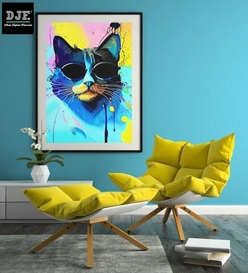 Ein modernes Wohnzimmer mit blauer Wand, einem bunten Wandbild eines stilisierten Katzenkopfes mit Sonnenbrille, und einem bequemen, gelben Sessel mit passendem Fußhocker. Es gibt auch eine weiße Konsole mit einer weißen Vase und einer Pflanze.