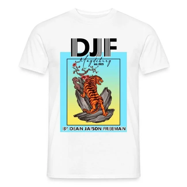 Weißes T-Shirt mit einem zentralen design, das eine tierrepräsentation zeigt. Ein orangefarbener Tiger steht auf einem Felsen vor einem Baum mit roten Blättern, vor einem hellblauen Hintergrund. Über dem Bild steht der Text "DJF" und darunter "by Dean Jayson Freemain".