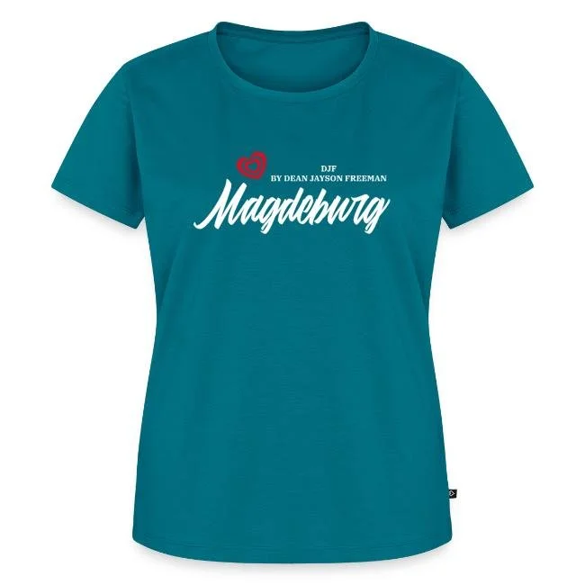 Ein türblauer T-Shirt mit weißem Schriftzug "Magdeburg", einem kleinen roten Herz und zusätzlichen weißen Text."