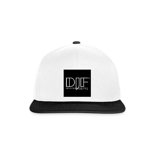 weiße Baseballkappe mit schwarzer Krempe und schwarzem Logo auf der Vorderseite