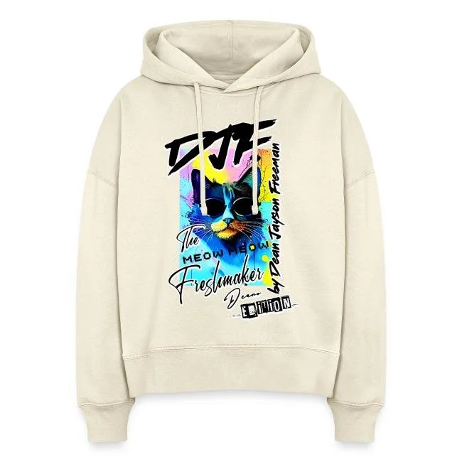 Ein weißer Hoodie mit buntem Katzenmotiv und verschiedenen Texten in Schwarz, Blau, Pink und Gelb.