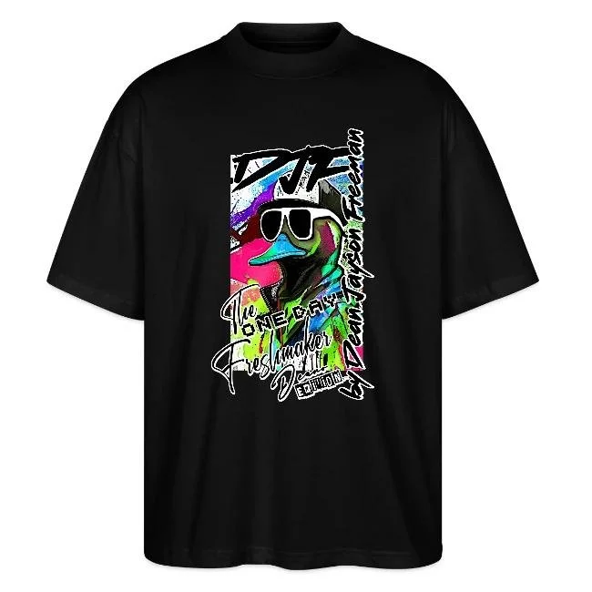 Schwarzes T-Shirt mit farbigem Druck eines Flamingos, Sonnenbrille und Graffiti-Elementen, Text: "The One & Only Fresmaker" und weitere Schriftzüge.