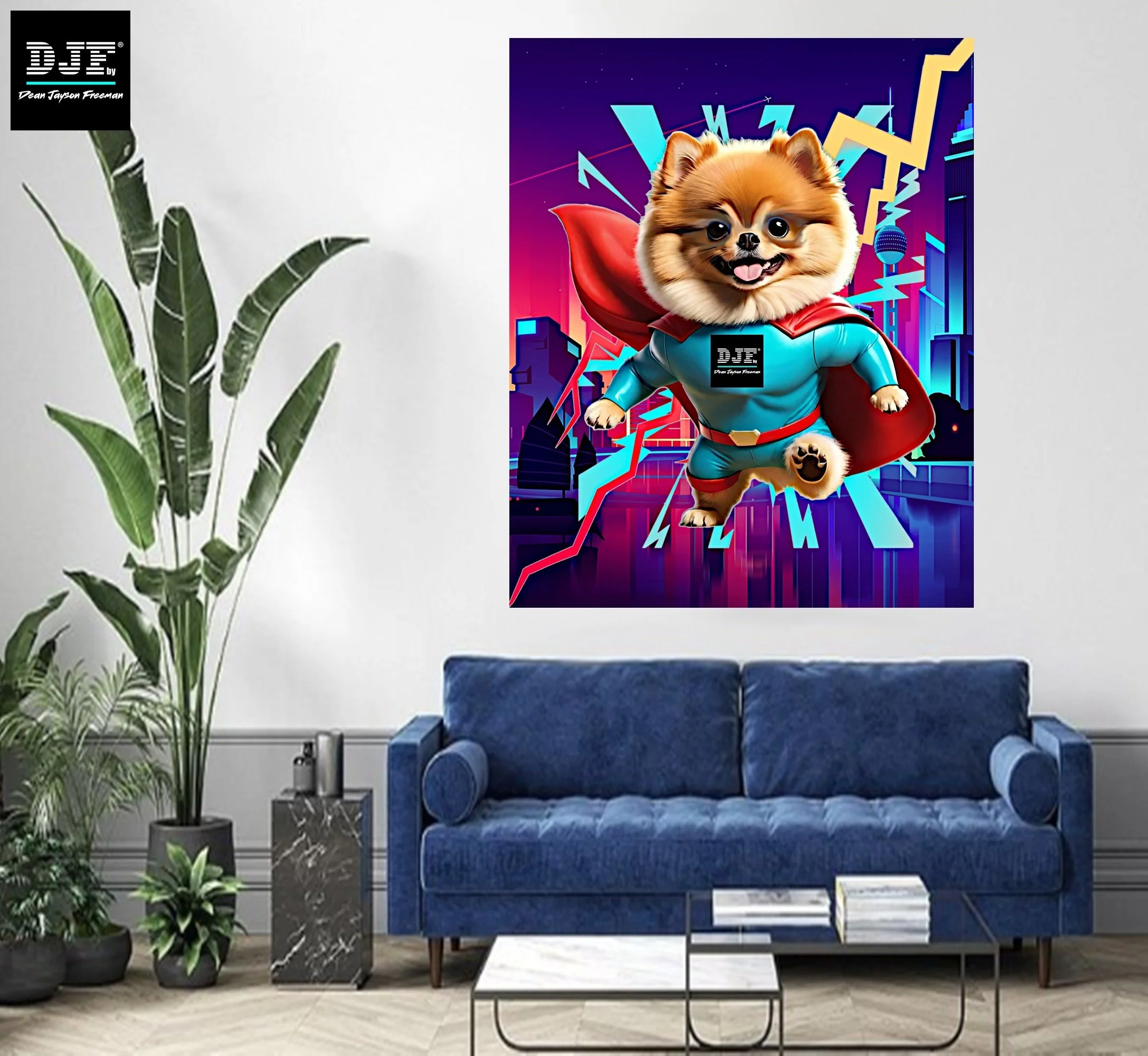 Ein bunter, futuristischer Stadt-Hintergrund mit einem Superhund, der ein Cape trägt, auf einem Wandbild in einem Wohnzimmer mit blauer Couch, Zimmerpflanzen und einem Couchtisch.