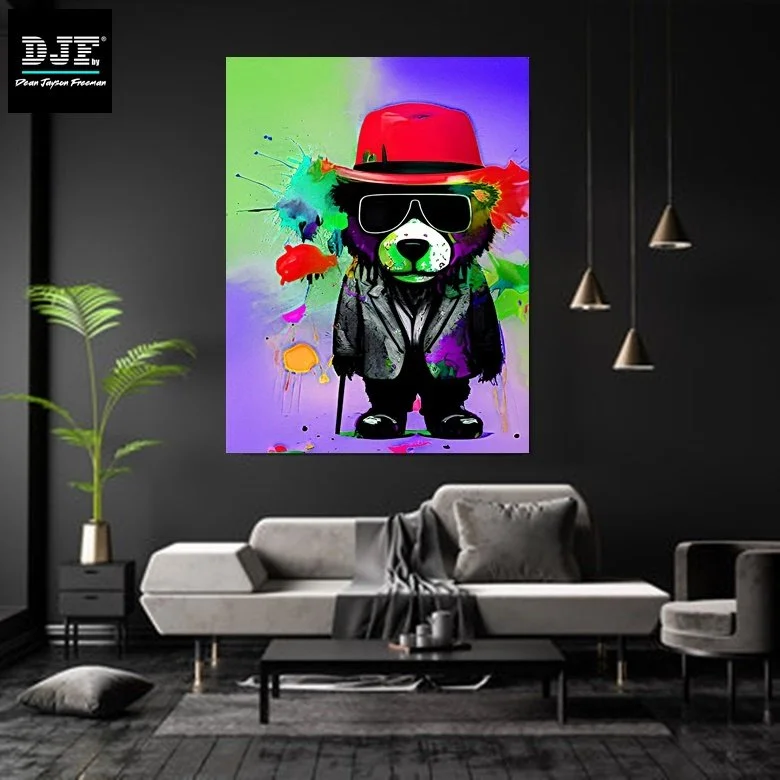 Kunstvolles Gemälde eines Bären im Pop-Art-Stil mit Sonnenbrille und Hut in einem modernen Wohnzimmer.
