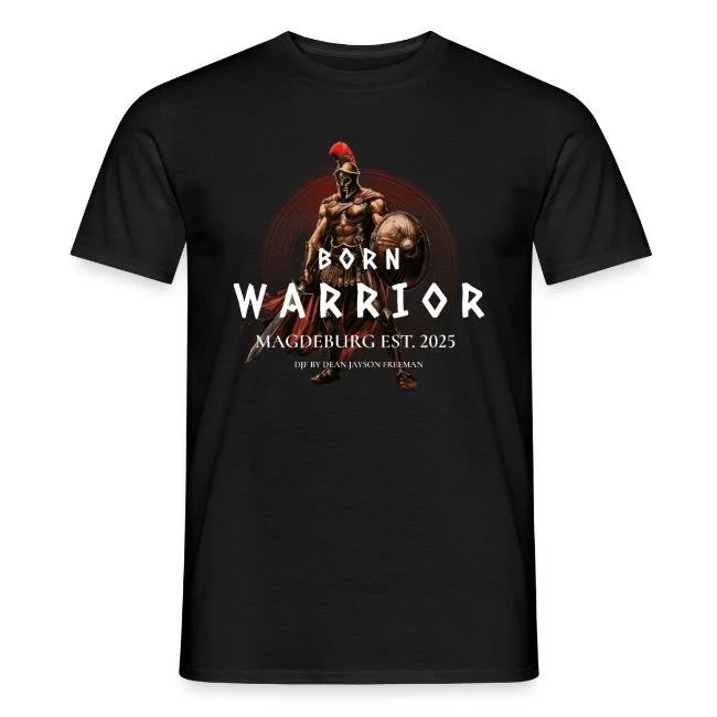 Schwarzes T-Shirt mit einem römischen Soldaten, der einen Schild und eine Lanze hält, und dem Text 'Born Warrior Magdeburg Est. 2025' sowie 'DJE by Dean Jayson Freeman'.