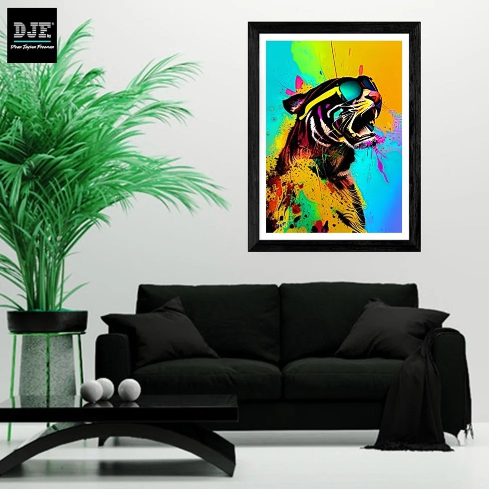 Ein schwarzes Sofa mit schwarzen Kissen, eine grüne Topfpflanze, und ein buntes, modernes Wandbild eines tigers mit Sonnenbrille im Pop-Art-Stil