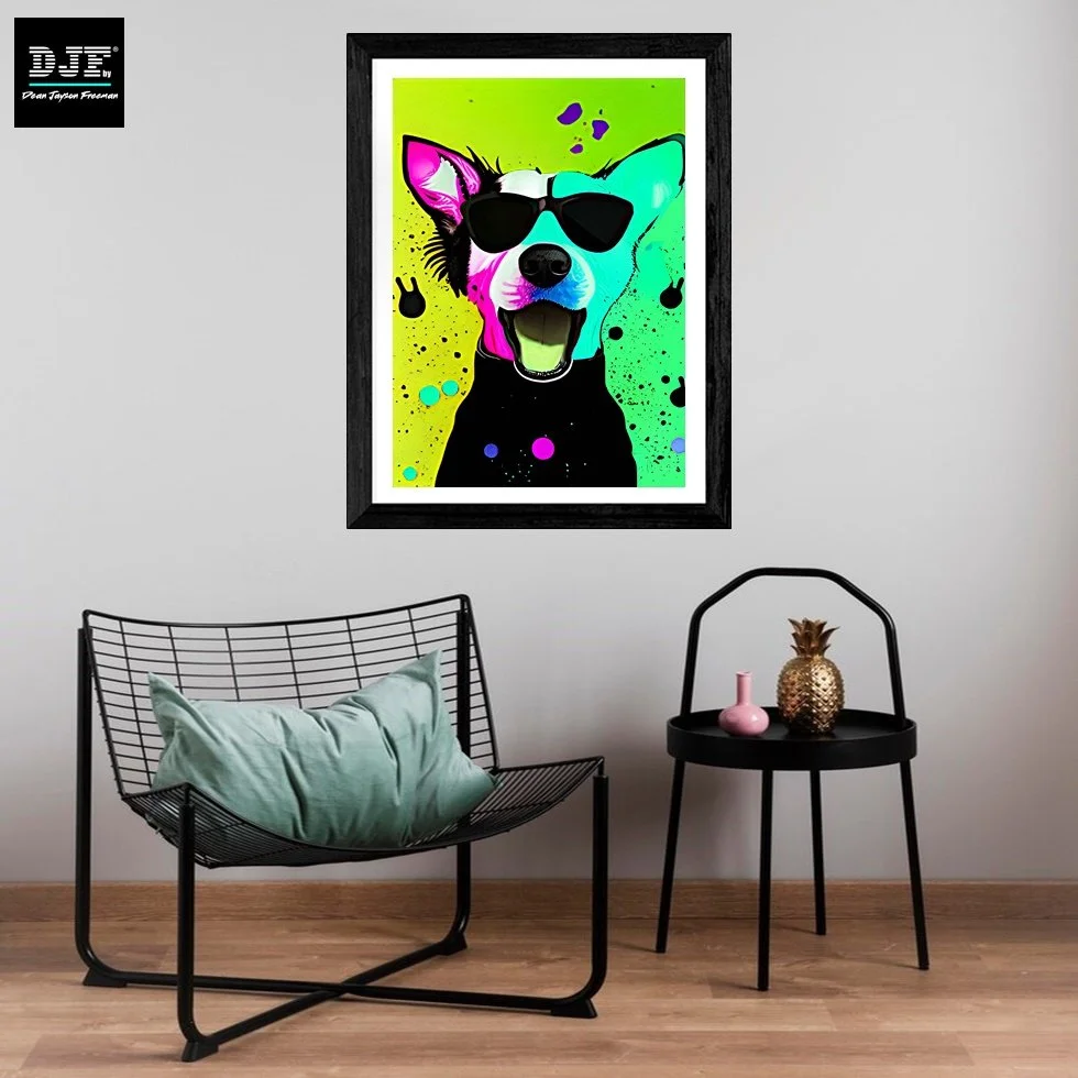 Ein Wandbild eines Hundes mit Sonnenbrille, das in bunten Neonfarben im Pop-Art-Stil gestaltet ist, hängt an einer weißen Wand in einem modernen Raum.