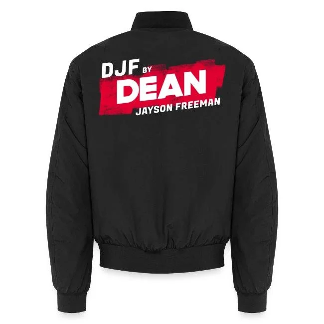 Schwarze Jacke mit Druck auf dem Rücken, der Text enthält 'DJF by DEAN Jayson Freeman' in Weiß und Rot.