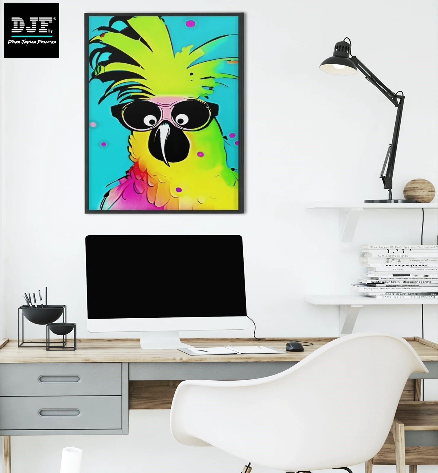 Moderner Arbeitsbereich mit einem Computer, weißen Regalen, einer schwarz-weißen Lampe und einem bunten Bild eines Papageis mit Sonnenbrille an der Wand.