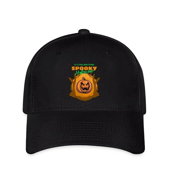 Schwarze Baseballkappe mit Halloween-Design, einem lachenden Kürbis in einem Baumstamm, Text 'Spooky Halloween' in grün, orange und braun, und kleine grüne Schrift darüber.
