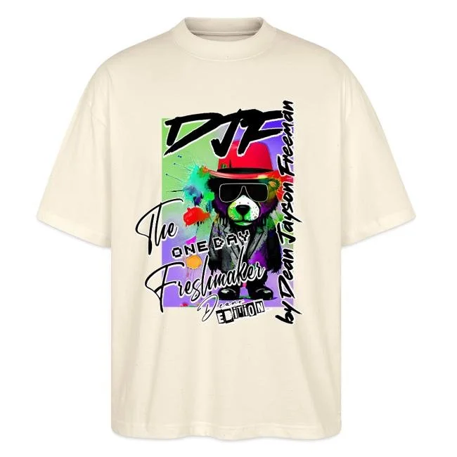 Weißes T-Shirt mit farbigem Druck eines Hundes mit Sonnenbrille, Cap und Neonfarben, mit Texten wie "DJF", "One Day", "Fresilmaker", und anderen, sowie der Aussage "by Dean Taysen Freelance".