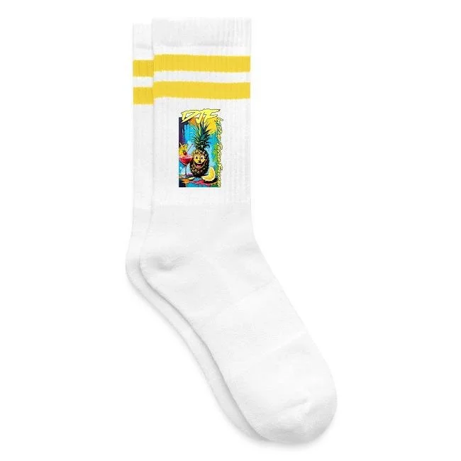 Weiße Socke mit gelben Streifen am oberen Rand und Fantasie-Design mit Ananas und lachender Figur