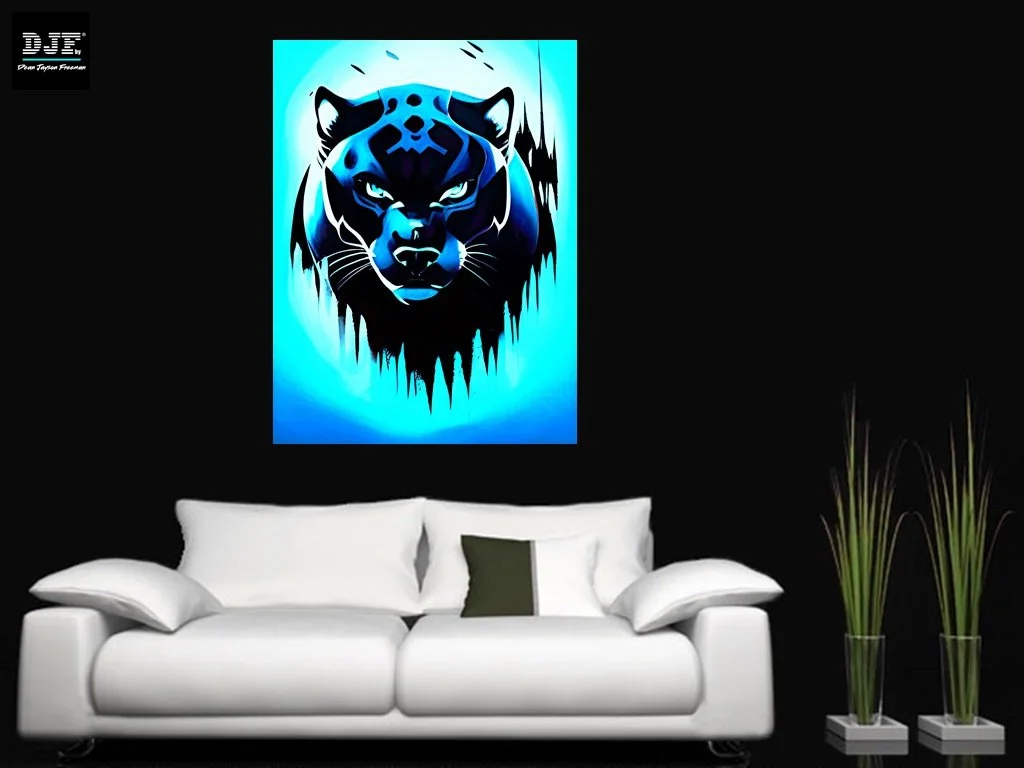 Ein Wandbild eines stilisierten, blauen Panthers mit weißen Augen vor einem hellblauen Hintergrund hängt an einer schwarzen Wand über einer weißen Couch mit Kissen, neben einer Pflanze.