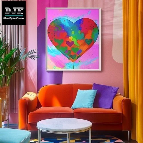 Ein Wohnzimmer mit einem orangefarbenen Sofa, zwei Kissen (blau und lila), einem kleinen runden Couchtisch und bunten Vorhängen. An der Wand hängt ein farbenfrohes Kunstwerk eines Herzens mit mehreren kleineren Herzen in verschiedenen Farben.