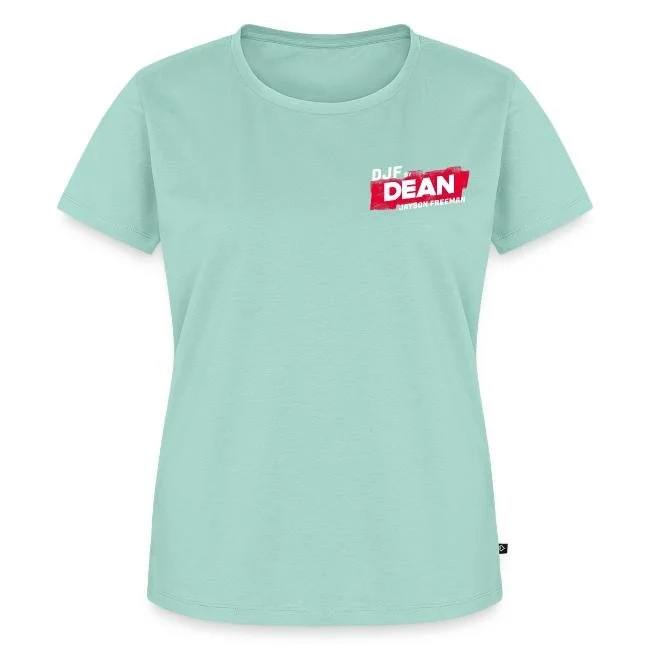 Mintgrünes T-Shirt mit rotem und weißen Aufdruck 'DJF DEAN Dayton Freeman'