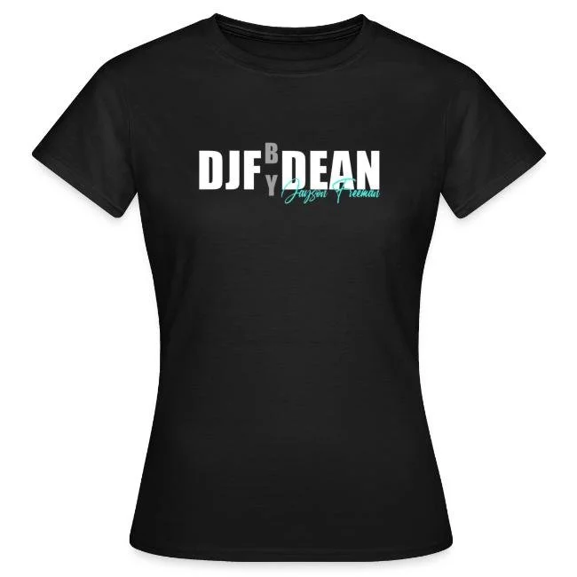 Schwarzes T-Shirt mit dem Text "DJF DEAN" in großen weißen Buchstaben und einem kleineren türkisfarbenen Schriftzug darunter, der wahrscheinlich den Namen "Jayson" oder "Jay" enthält.