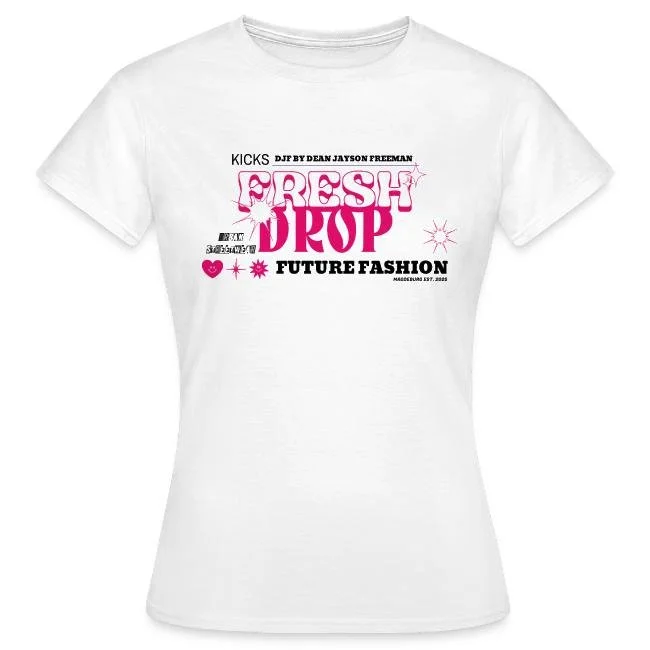 Weißes T-Shirt mit schwarzer und pinker Schrift, das den Text 'KICKS DL BY DEAN JAYSON FREEMAN FRESH DROP FUTURE FASHION' trägt, mit kleinen pinken Herz- und Sternsymbolen.