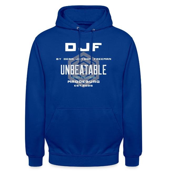 Blaue Kapuzenpullover mit weißen Schriftzügen, darunter Logo und Text.