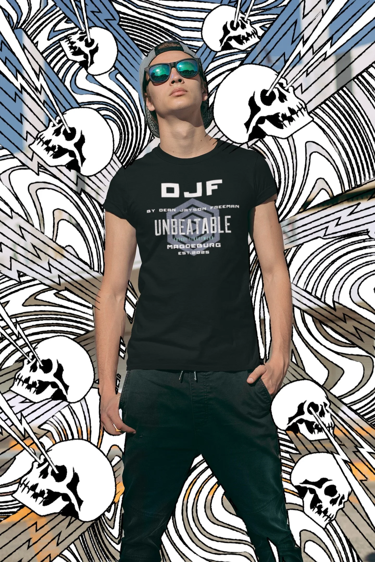 Junge Person steht vor einem grafischen Hintergrund mit Totenschädeln und Zickzacklinien, trägt Sonnenbrille, schwarze Baseballkappe und schwarzes T-Shirt mit Aufdruck 'DJF Unbeatable'.