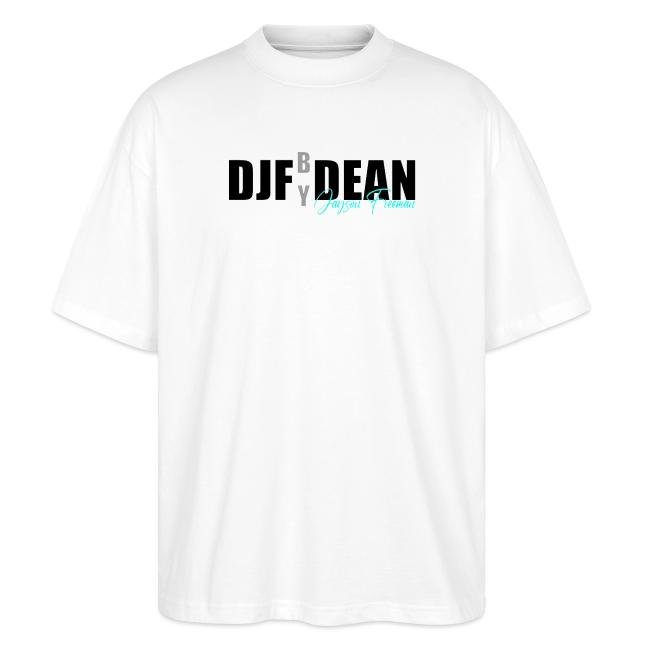 Weißes T-Shirt mit schwarz, hellblau und grauem Text, der 'DJF BY DEAN' und 'PLAYGROUNDS & CLUBS' sagt.
