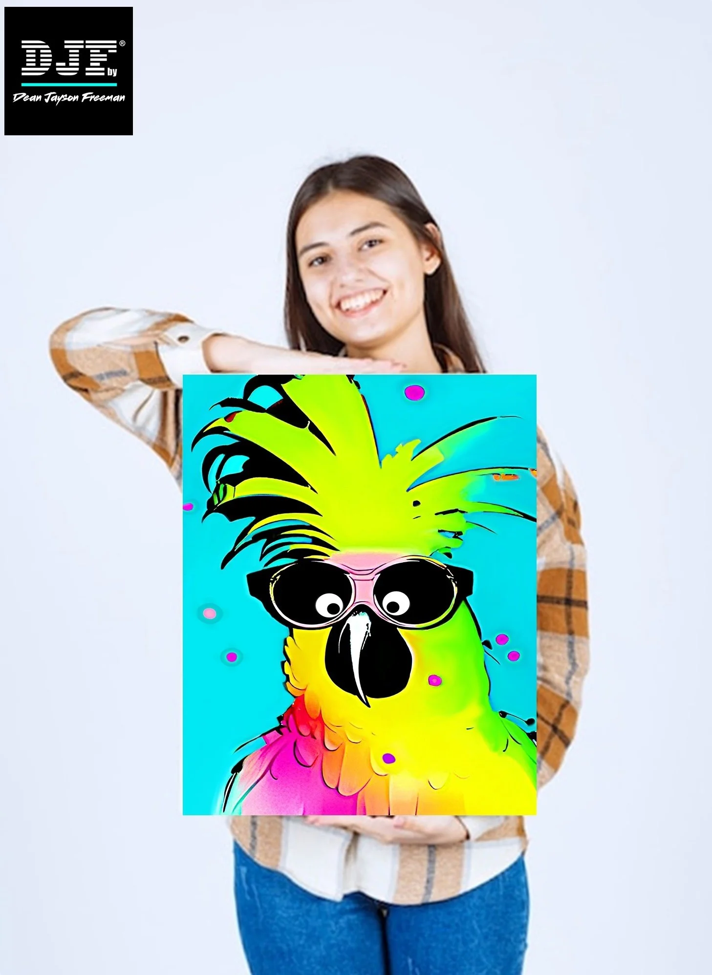 Junge Frau hält farbenfrohes Bild eines Papageis mit Sonnenbrille und buntem Gefieder.