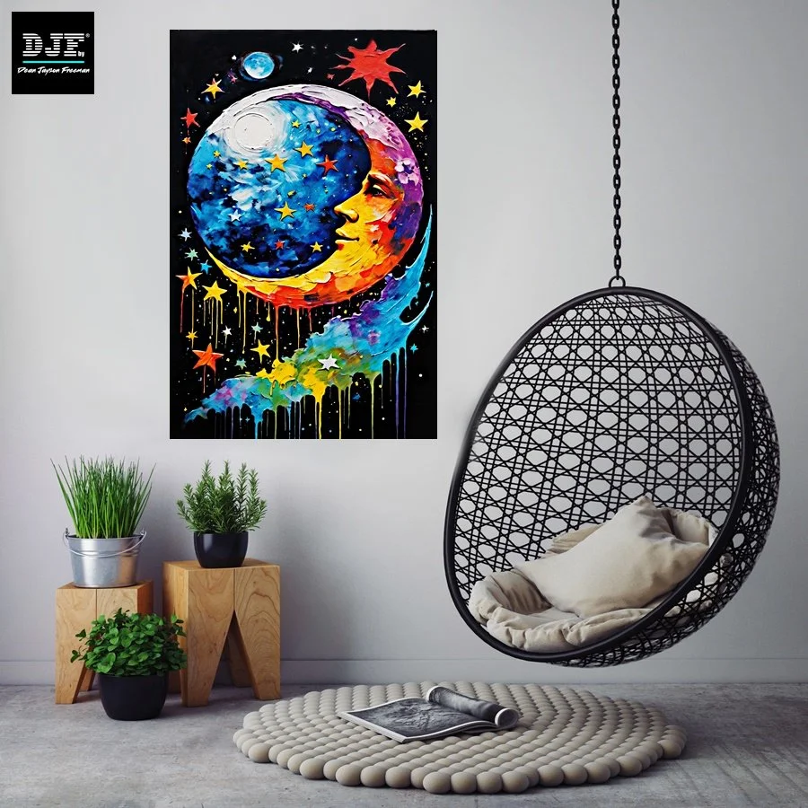 Kunstvolles Wandbild mit Mond, Sonne, Sternen und einer menschlichen Gesichtssilhouette, in leuchtenden Farben. Modern eingerichteter Raum mit Hängesessel, Pflanzen, Teppich und Zeitschrift.