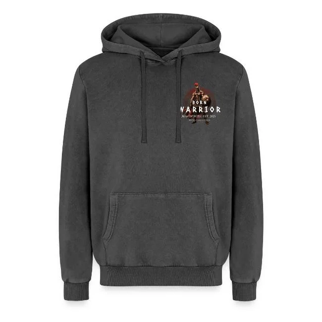 Dunkelgrauer Kapuzenpullover mit einem kleinen Logo auf der linken Brust, das einen Krieger mit Schild und Schwert im Hintergrund zeigt, darunter steht 'Born Warrior'.
