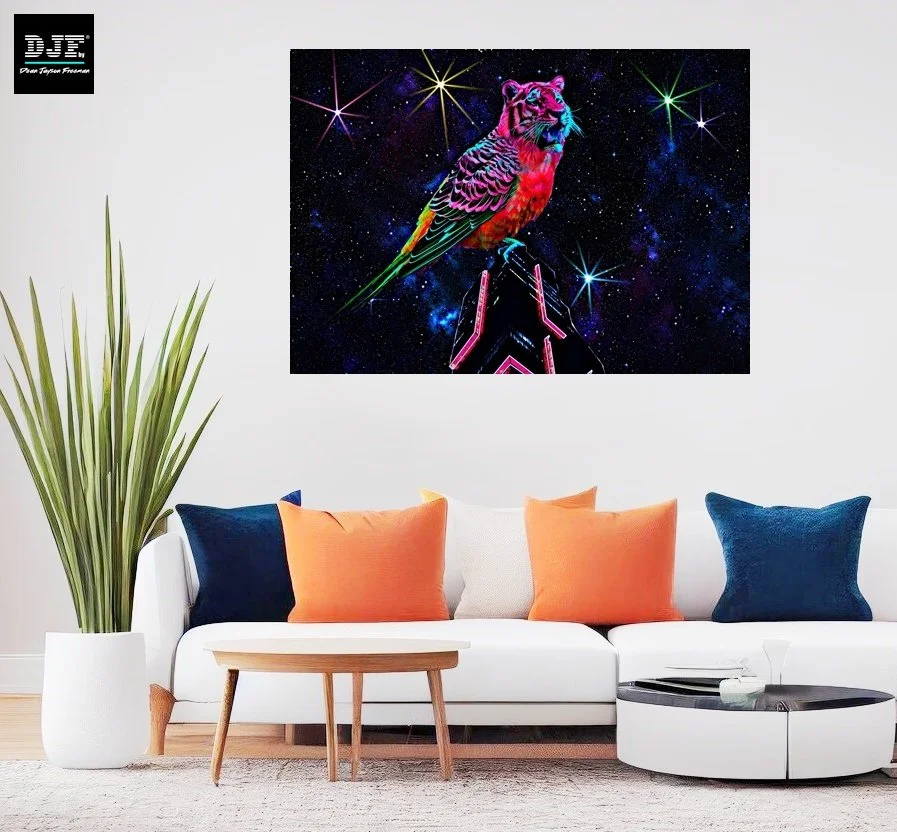 Ein Wandbild mit einem neonfarbenen Sternenhimmel, einem bunten Tigerkopf mit Federn, der auf einer neonbeleuchteten Spitze sitzt, und leuchtenden Sternen, alles auf dunklem Hintergrund.