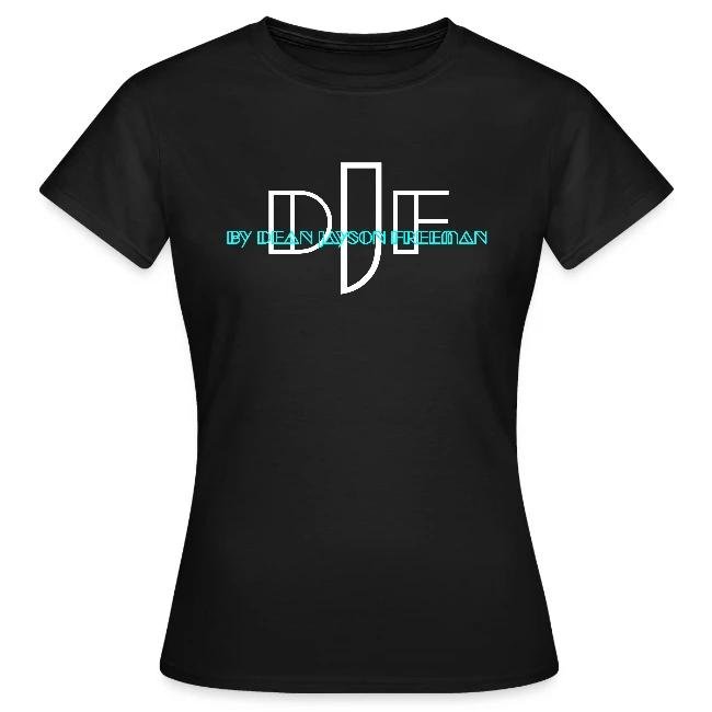 Schwarzes T-Shirt mit weißem und blauer Schrift, die das Wort 'DUE' und den Text 'BY DEAN JASON FREEMAN' zeigt.