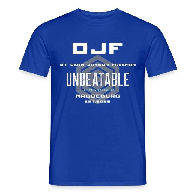 Blaues T-Shirt mit weißen und grauen Schriftzügen und geometrischen Mustern, das Text wie 'DJF', 'UNBEATABLE', 'MAGDEBURG' und 'EST. 2005' zeigt.